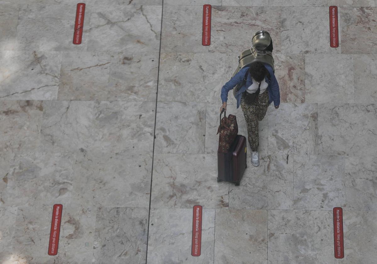 Un viajero camina por un aeropuerto