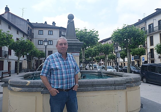 Roberto Martínez, junto a la fuente de la calle Santiago.