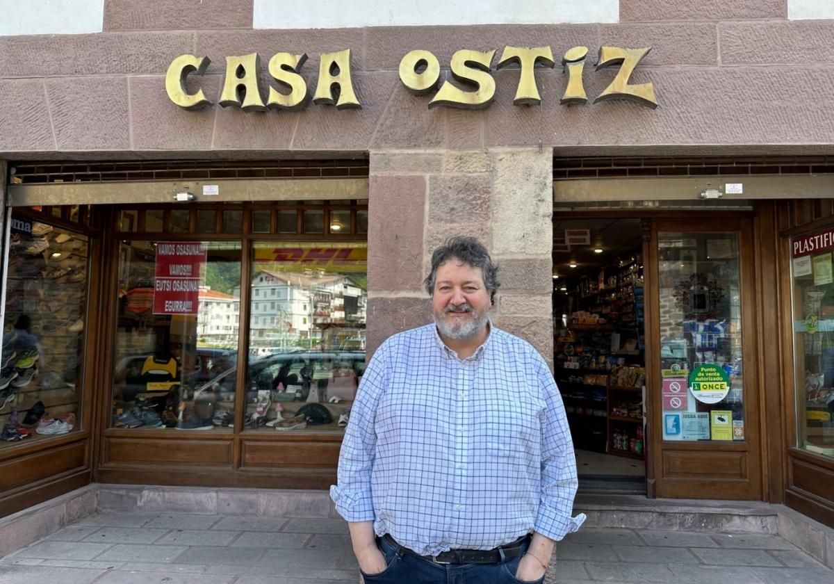 Carlos Ostiz al frente de su comercio más que centenario, en Doneztebe-Santesteban.