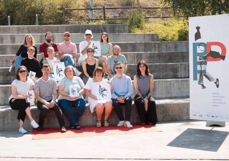Los organizadores de Pasaiako Dantza Festibala, algunos de sus participantes y representantes del Ayuntamiento ayer, en Pasai Antxo.