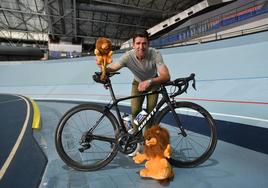 Abraham Olano, con los leones de su victoria en el Tour de Francia, en el velodrómo de Anoeta.