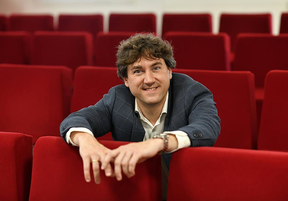 El secretario general del PSE-EE, Eneko Andueza, en el salón de actos de la sede socialista de Eibar.