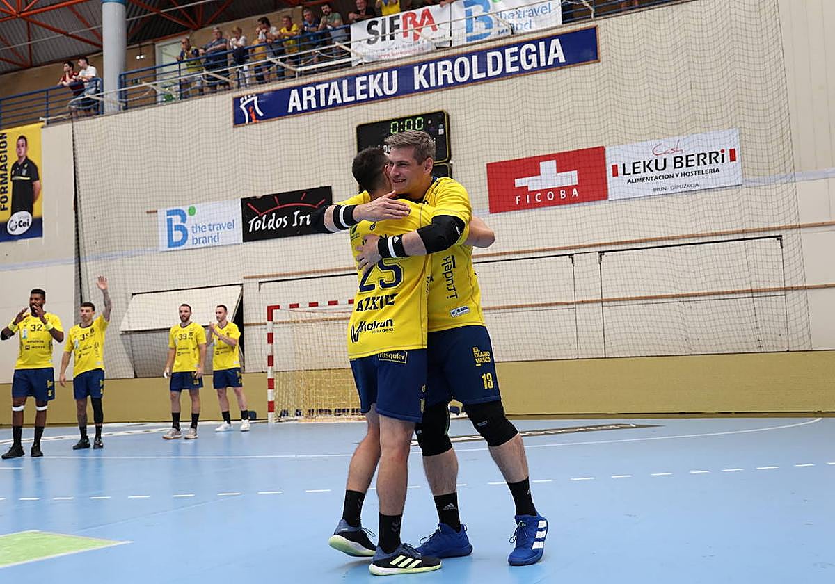 Jon Azkue y Julen Aginagalde se abrazan en el día de su despedida.
