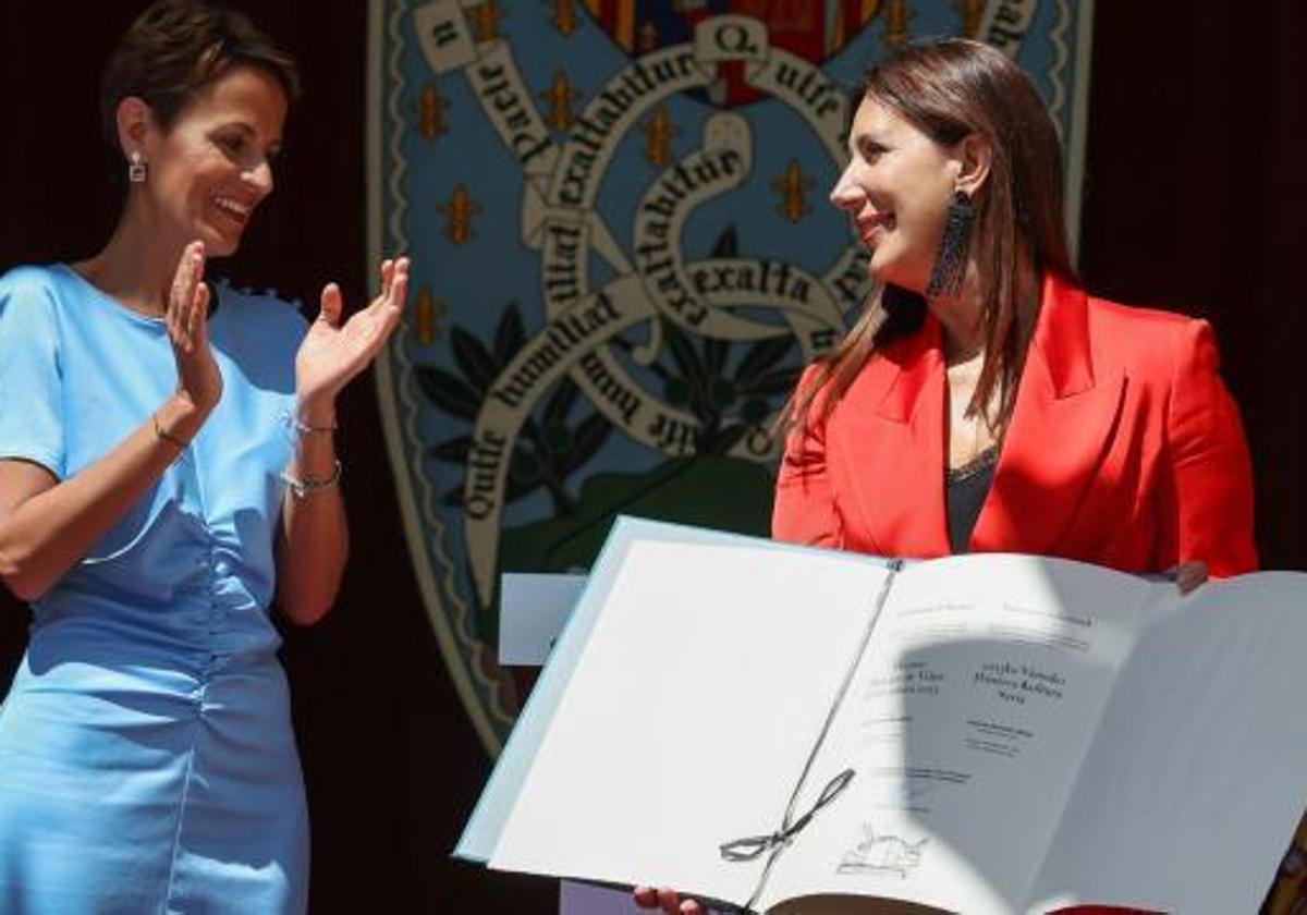 María Chivite entrega el Premio Príncipe de Viana de la Cultura a la escritora Dolores Redondo.