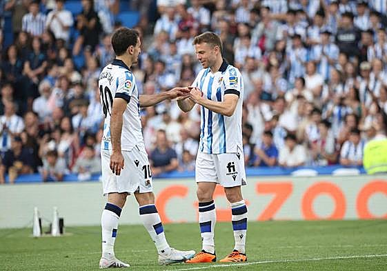 Illarramendi traspasa el brazalete a Oyarzabal, el 'nuevo primer capitán' de la Real.
