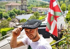 Aitor Elordi posa sonriente con la txapela manomanista ayer en el balcón del Ayuntamiento de Mallabia.