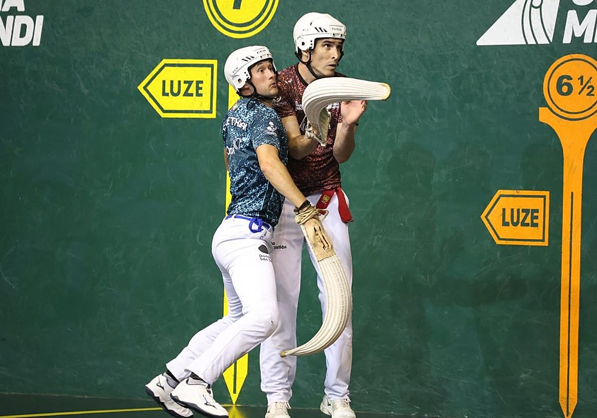 Goikoetxea choca con Urriza este lunes en Galarreta.