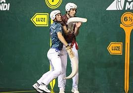 Goikoetxea choca con Urriza este lunes en Galarreta.