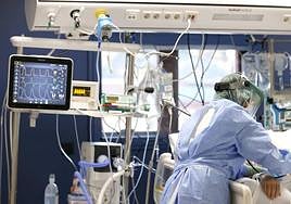 Una sanitaria atiende a un enfermo de Covid en la UCI.