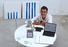 Iñigo Manterola en su taller de Zarautz nos muestra cómo surgió el diseño de la nueva camiseta de la Real Sociedad.