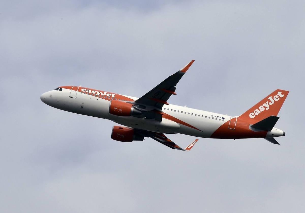 Un avión de EasyJet despega desde el aeropuerto de Biarritz.