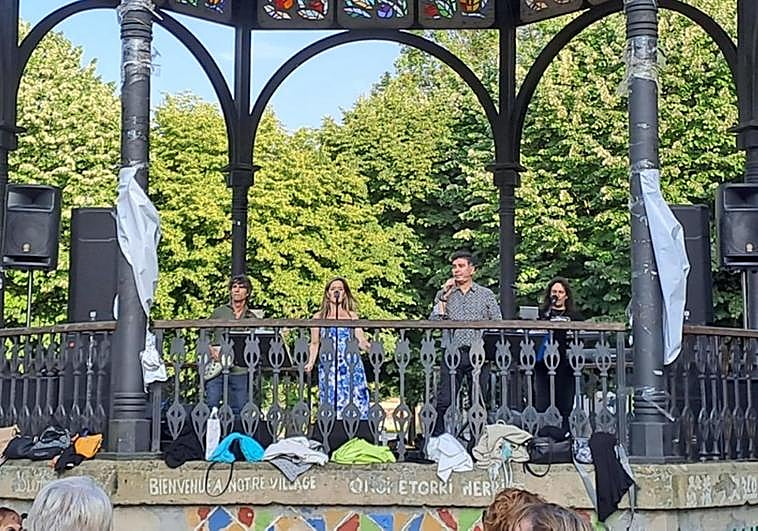 La explanada de la Alameda acogió una sesión de baile de diferentes gustos recordando tiempos pasados.