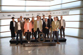 Denis Itxaso, María José Telleria, Eneko Goia, Andoni Iturbe y Patrick Alfaya posan junto a los patrocinadores en la presentación.