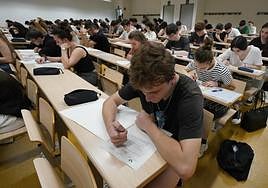 Miles de alumnos guipuzcoanos vivieron el primero de tres días de exámenes que decidirán su futuro.