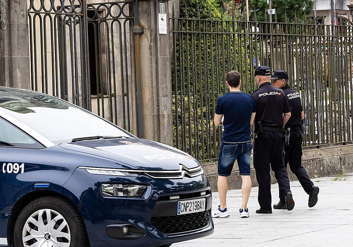Agentes en la comisaría de Irun.