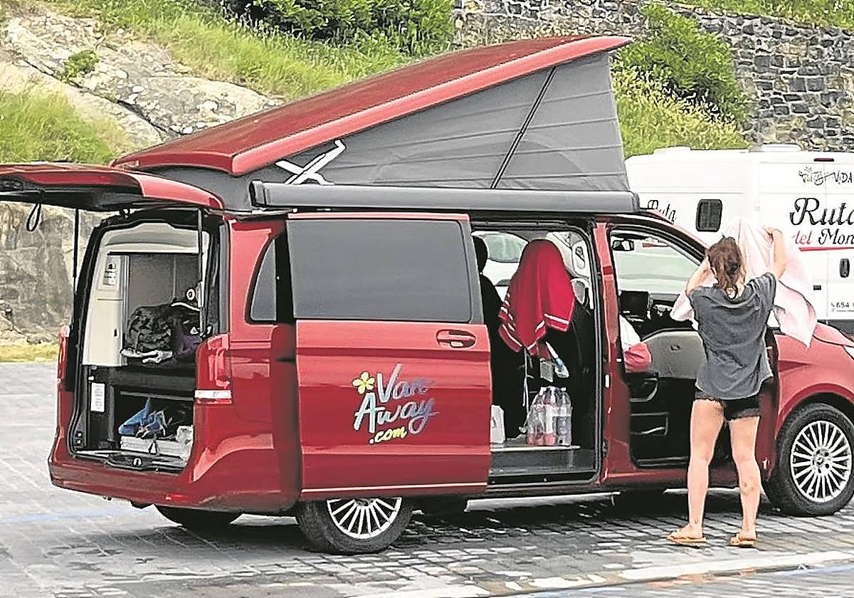 Una lectora se dirige al alcalde: «Más allá del tema del tráfico en el Centro, tengo una pregunta para él, ¿piensa en el donostiarra? Primer día de paseo por el paseo Nuevo, recién abierto y me topo con esta fotografía. Esto es lo que tenemos en nuestra ciudad. Me deja sin palabras y como siempre nadie hace nada y están por todos los sitios».