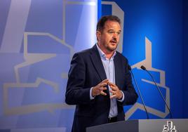 Carlos Iturgaiz en una rueda de prensa en el Parlamento vasco.