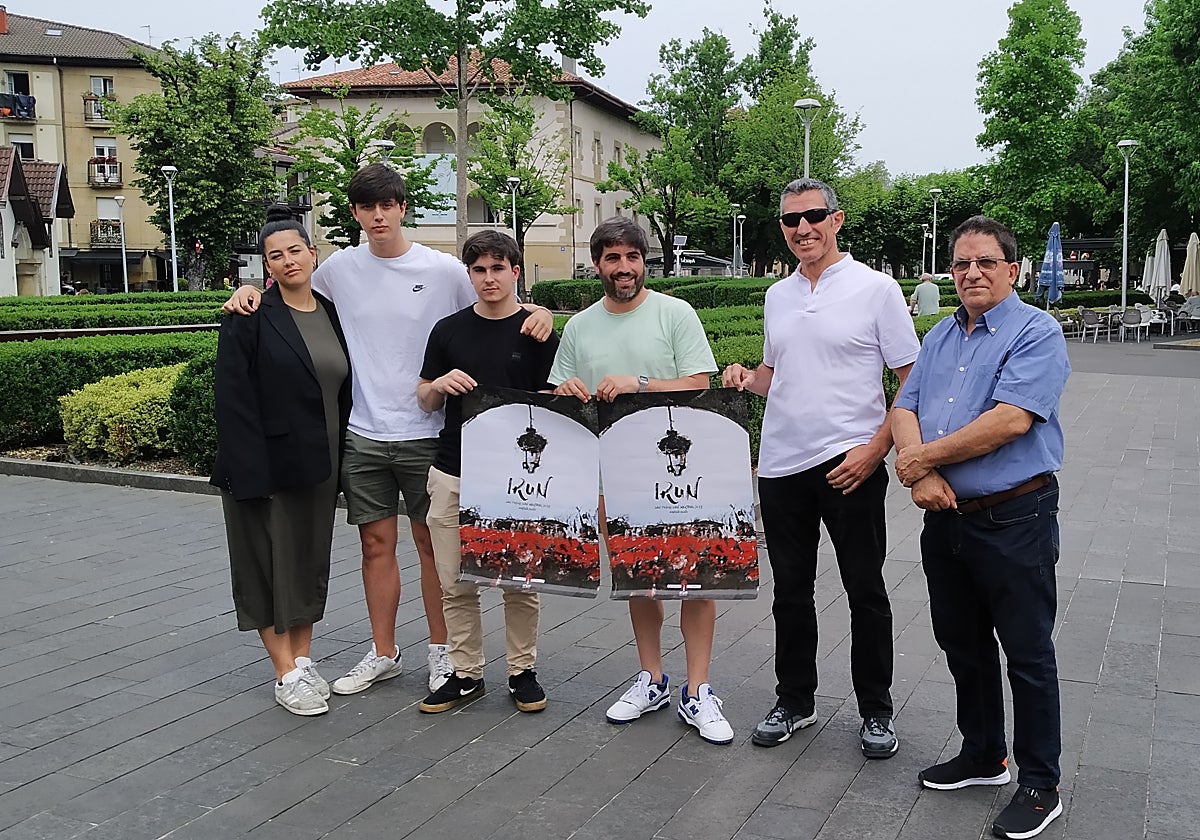 Estudiantes de Mondragon Unibertsitatea, el delegado de Cultura y José Irigoien (Bidasoako Erraldoiak) y Jose Mari Clemente (Santiagoko Deabruak) han presentado el programa.