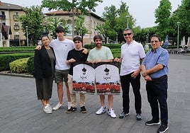 Estudiantes de Mondragon Unibertsitatea, el delegado de Cultura y José Irigoien (Bidasoako Erraldoiak) y Jose Mari Clemente (Santiagoko Deabruak) han presentado el programa.