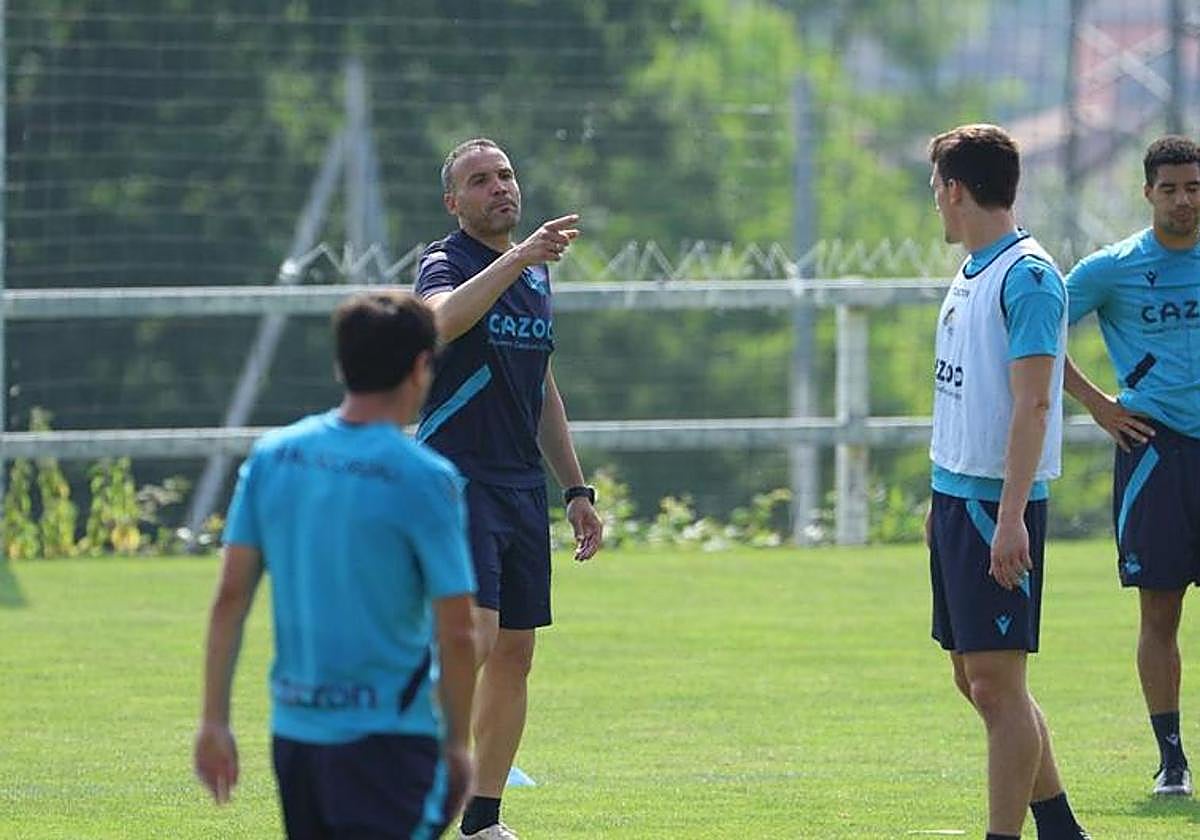 Sergio Francisco se dirige a sus jugadores durante un reciente entrenamiento.