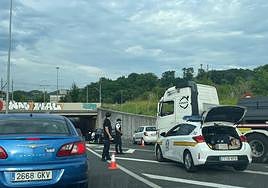 La Policía Municipal regula el tráfico en la zona del accidente.