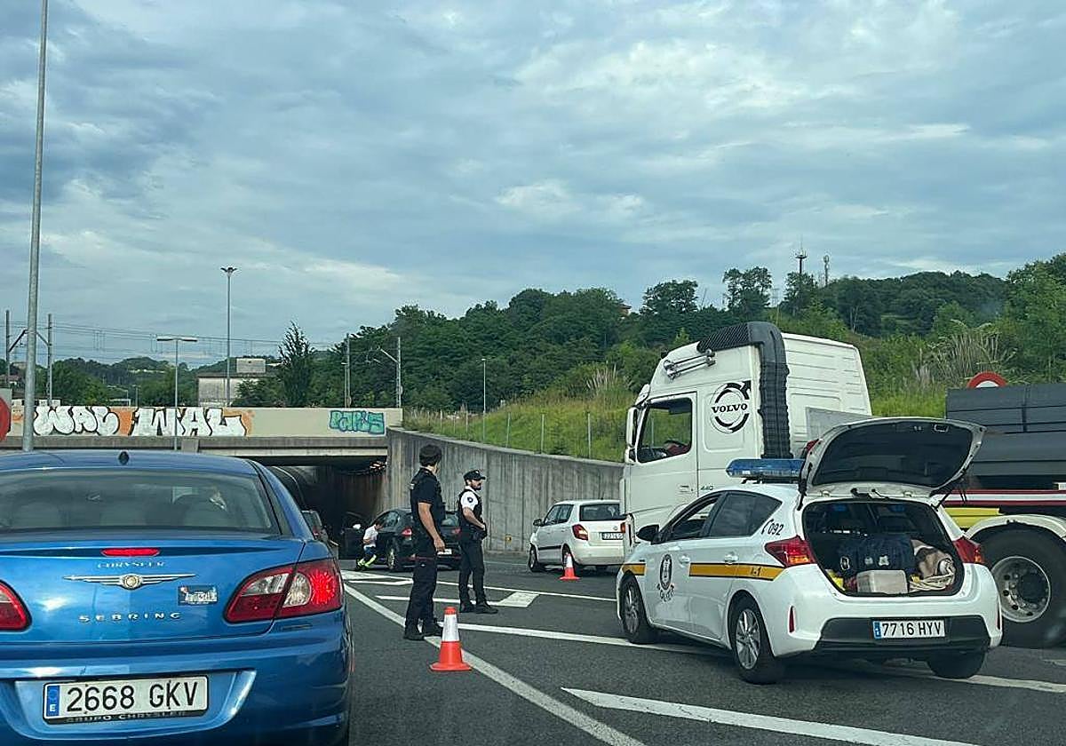 La Policía Municipal regula el tráfico en la zona del accidente.