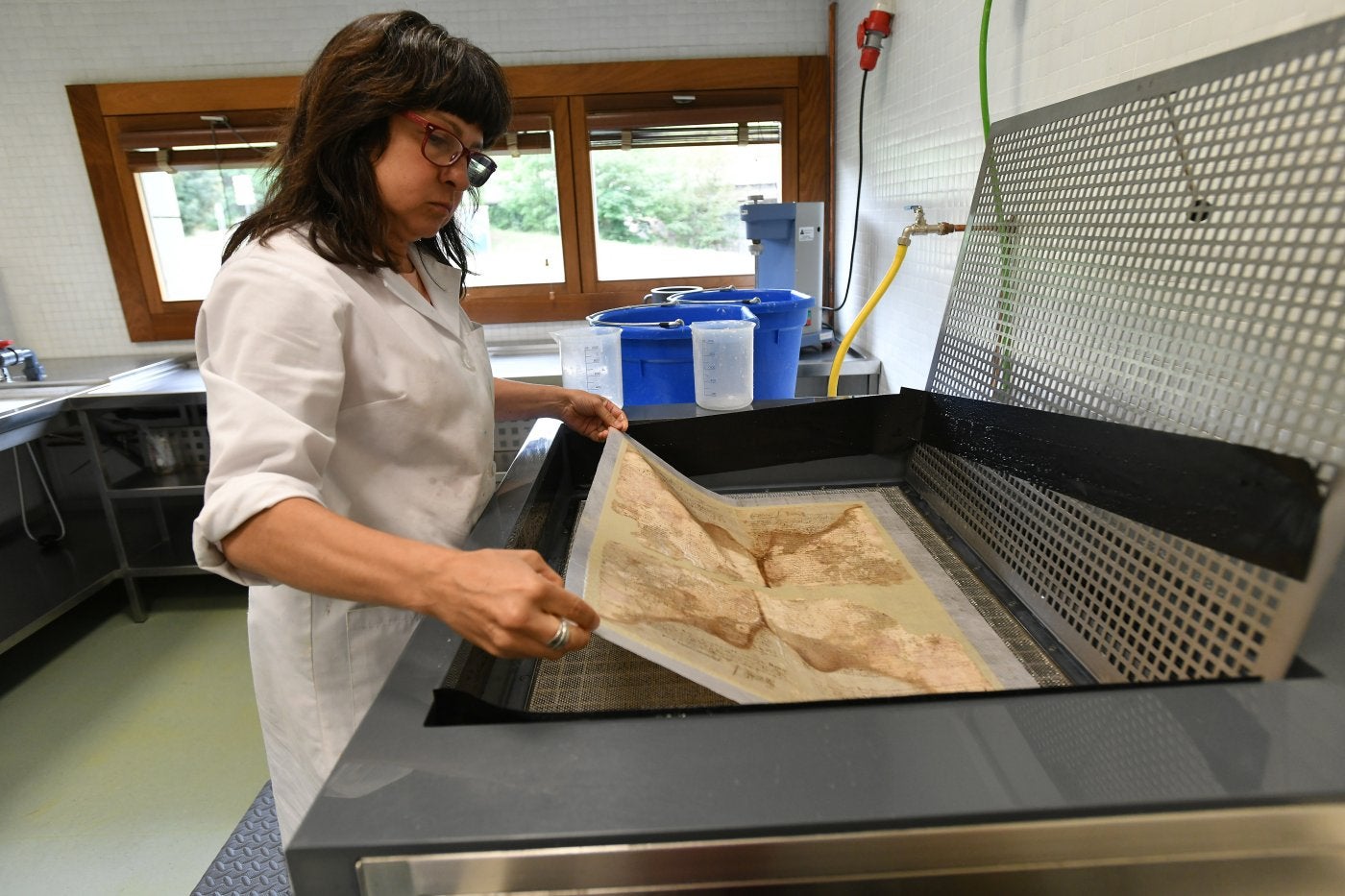 El documento se apresta con un adhesivo para darle consistencia y se traslada al secante.