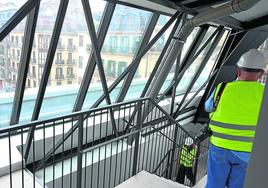 Escalera del futuro ambulatorio de Centro y Parte Vieja en el edificio de Pescadería de la Bretxa, que tiene cuatro plantas y grandes ventanales.