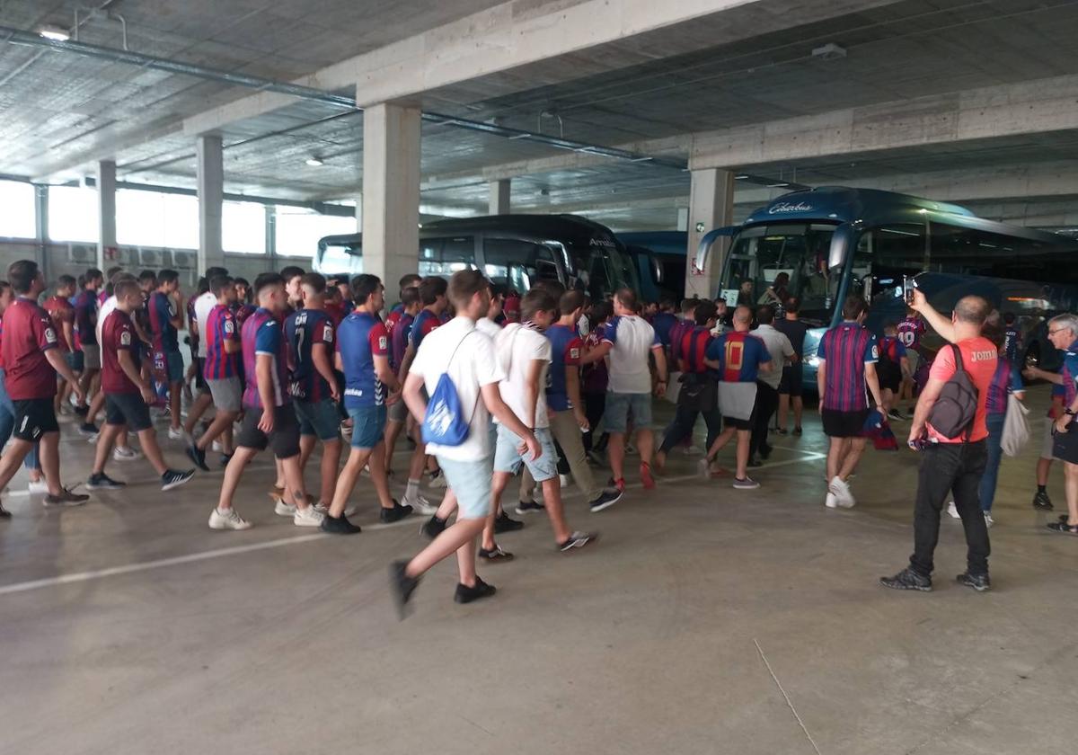 400 seguidores del Eibar han partido en ocho autobuses a Mendizorrotza