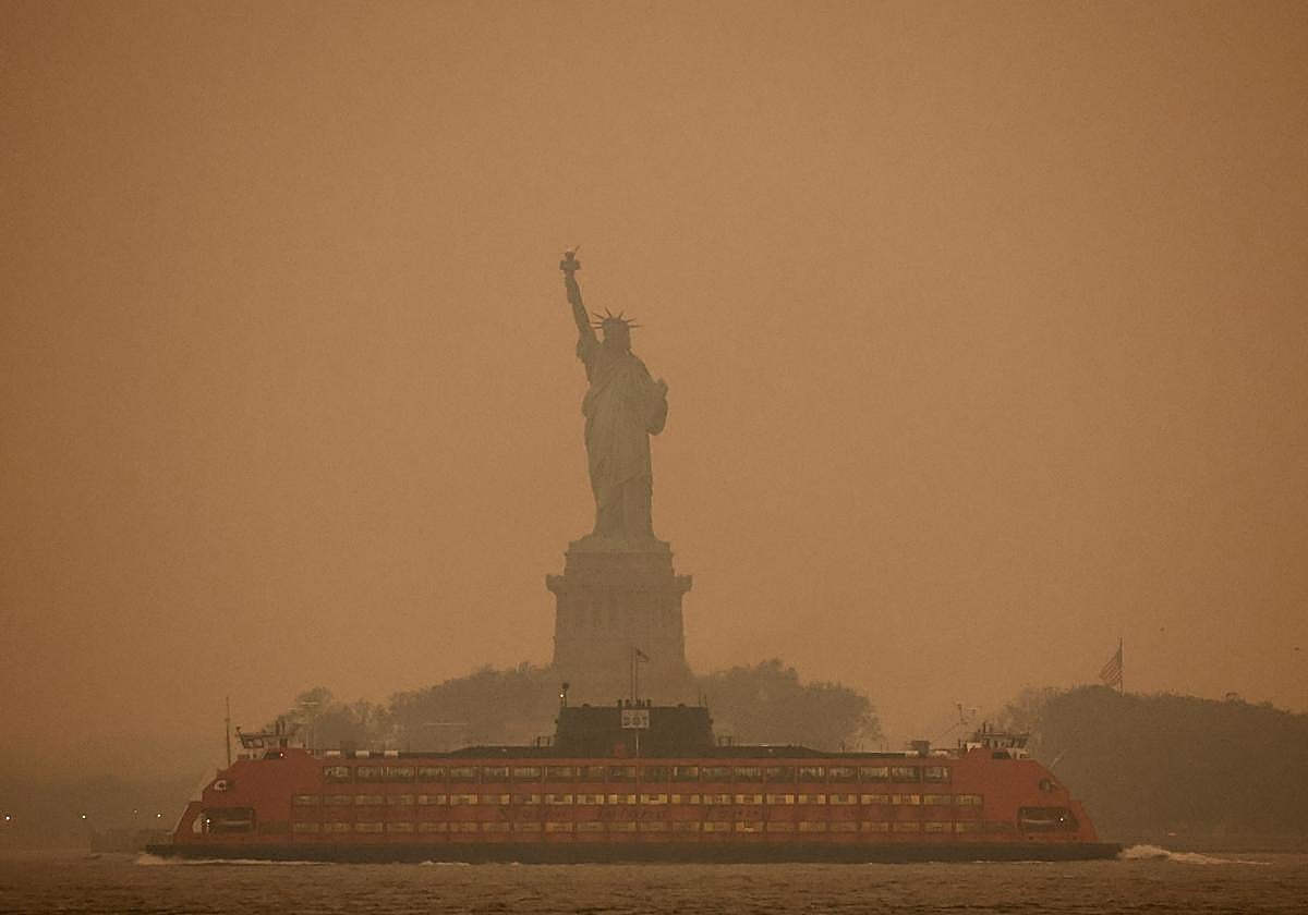 La Estatua de la libertad cubierta del humo causado por los incendios forestales de Canadá.