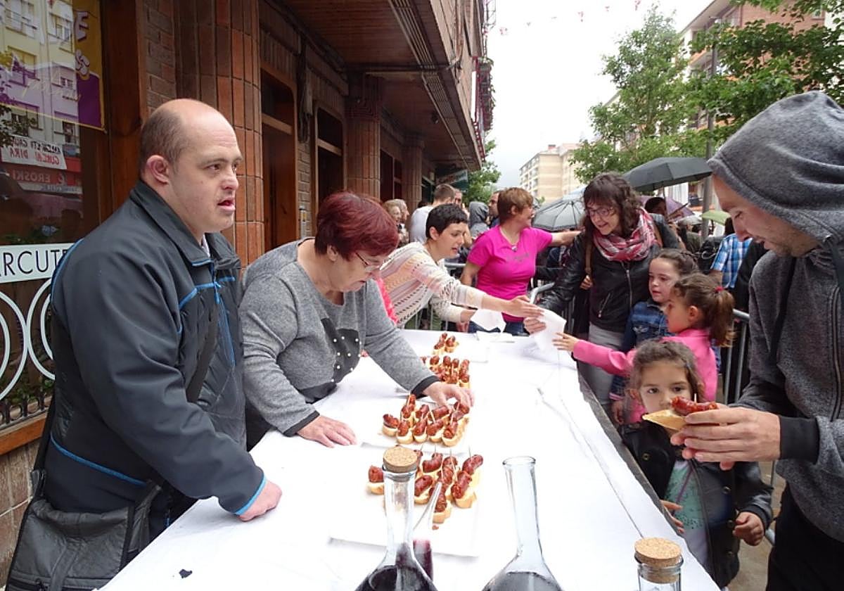 No faltarán los pintxos y el vino, todo un clásico del arranque festivo.