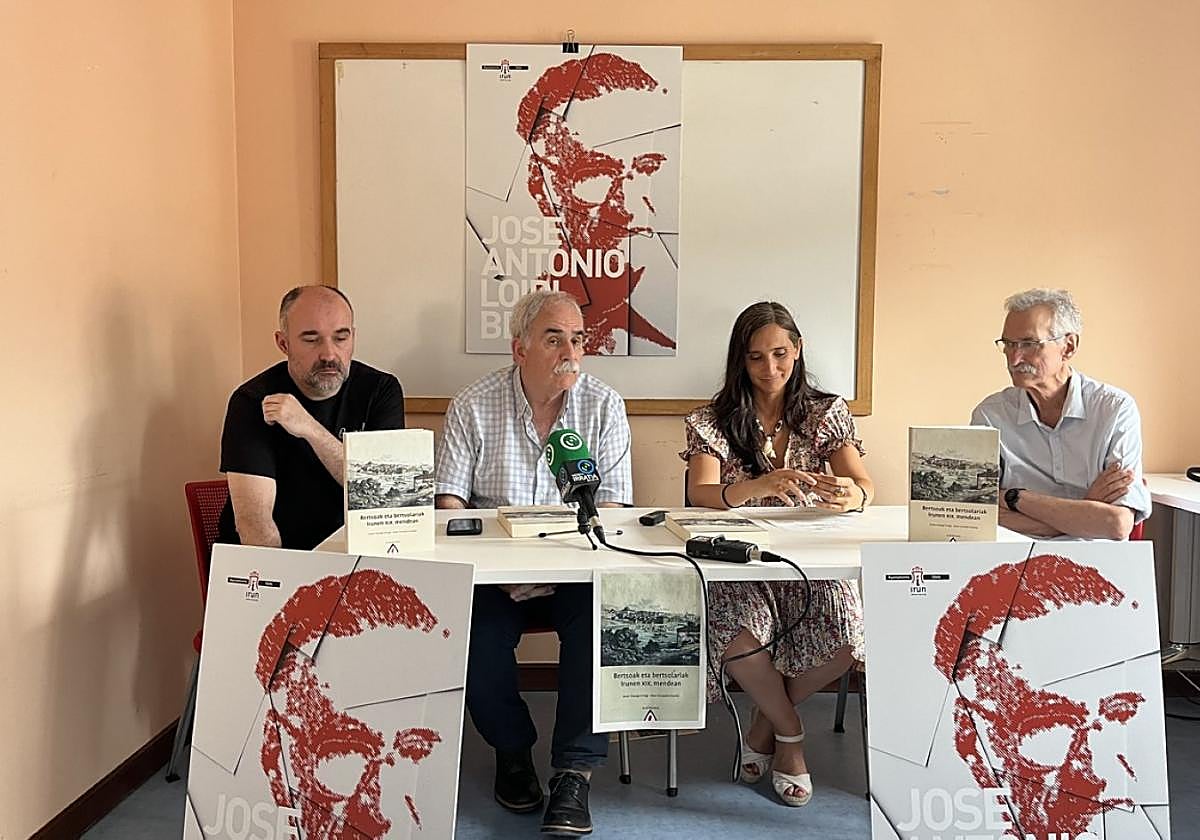 Aitor Errazkin, Joxan Elosegi, Miren Echeveste eta Jorge Giménez Euskara arloko bulegoetan.