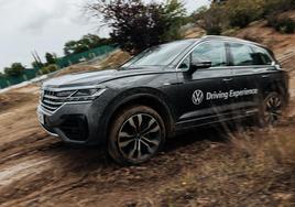 Sobre estas líneas, algunos de los modelos más representativos de la gama VW en el Circuito del Jarama. Debajo, un momento de las pruebas realizadas con el XVW Touareg en la zona de 4x4 del circuito.