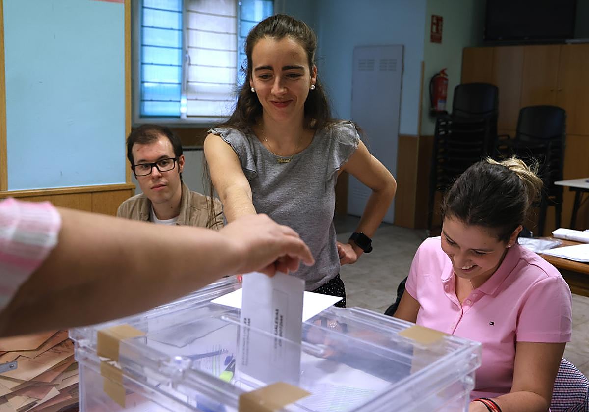 Votaciones en un colegio electoral de Errenteria.