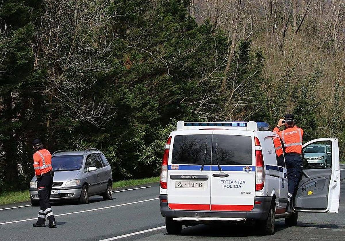 Una patrulla de la Ertzaintza, en Hondarribia.