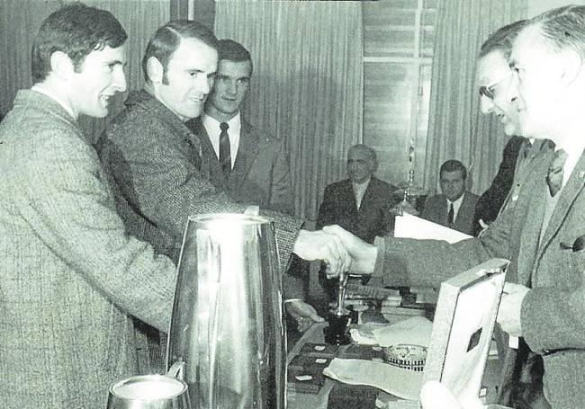 Miguel Mari Lasa, José Manuel Lasa y Perurena, tras ganar el campeonato de España por regiones.