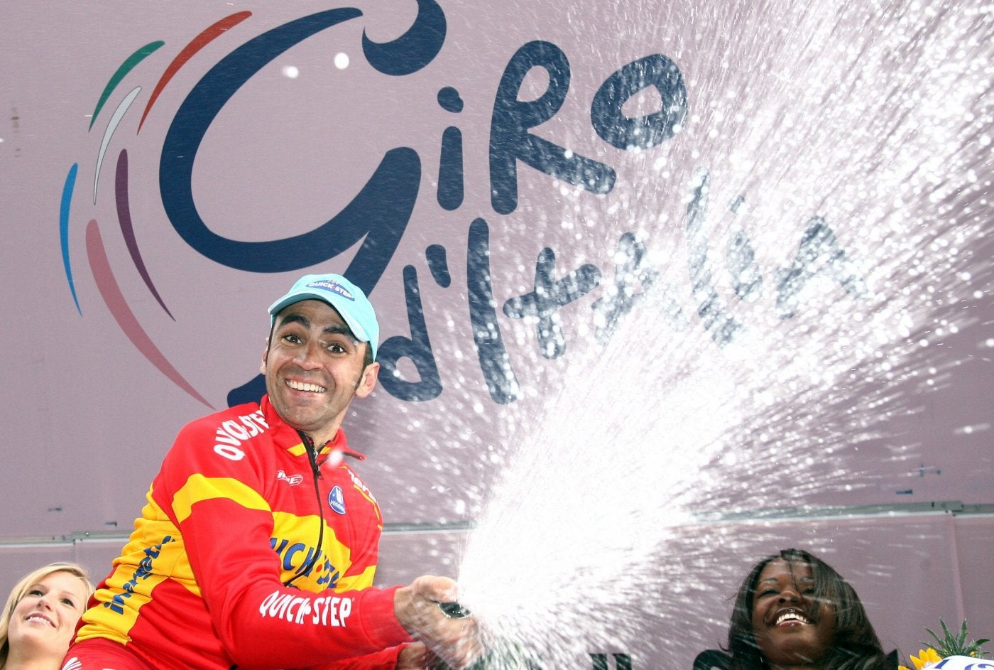 2006. El irundarra celebra su triunfo de etapa en el Giro, en el Passo San Pellegrino.