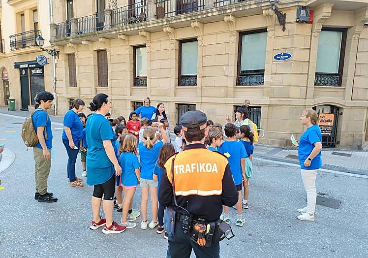 Imagen principal - San Sebastián convierte sus caminos escolares en obras de arte