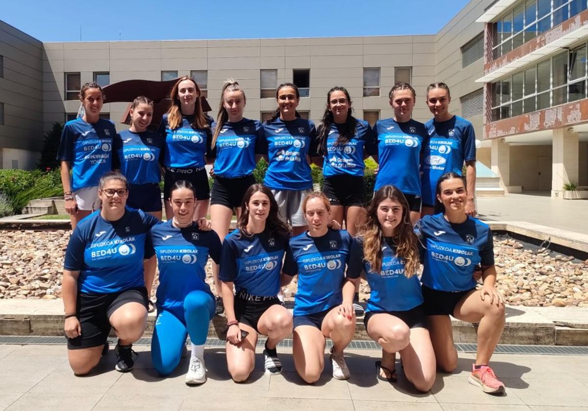 El equipo femenino del Atlético, momentos antes de la competición de ayer.