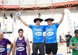 Izeta VI y Olaizola escoltan a los campeones Gabirondo y Telleria, este domingo en Tolosa.