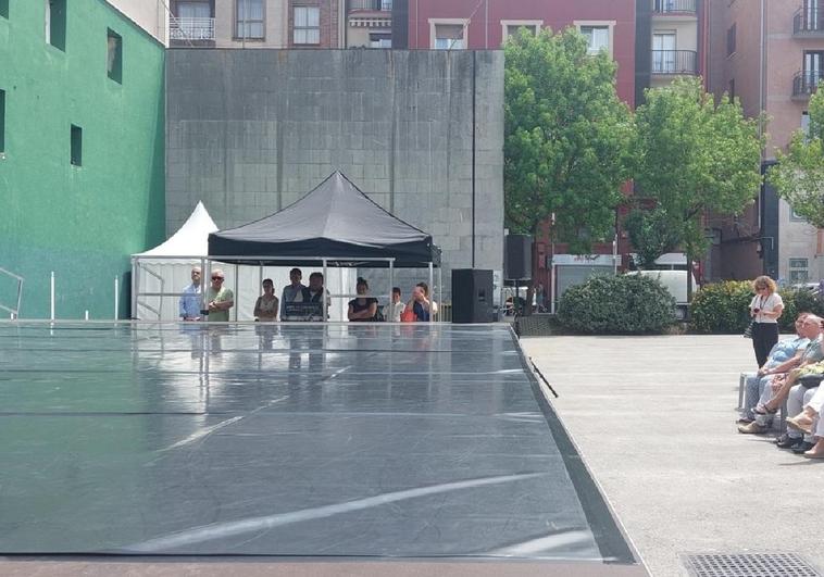 Vitali Safronkine bailando ante un emocionado Iker Murillo, entre el público con gafas de sol, durante el homenaje en Biteri.
