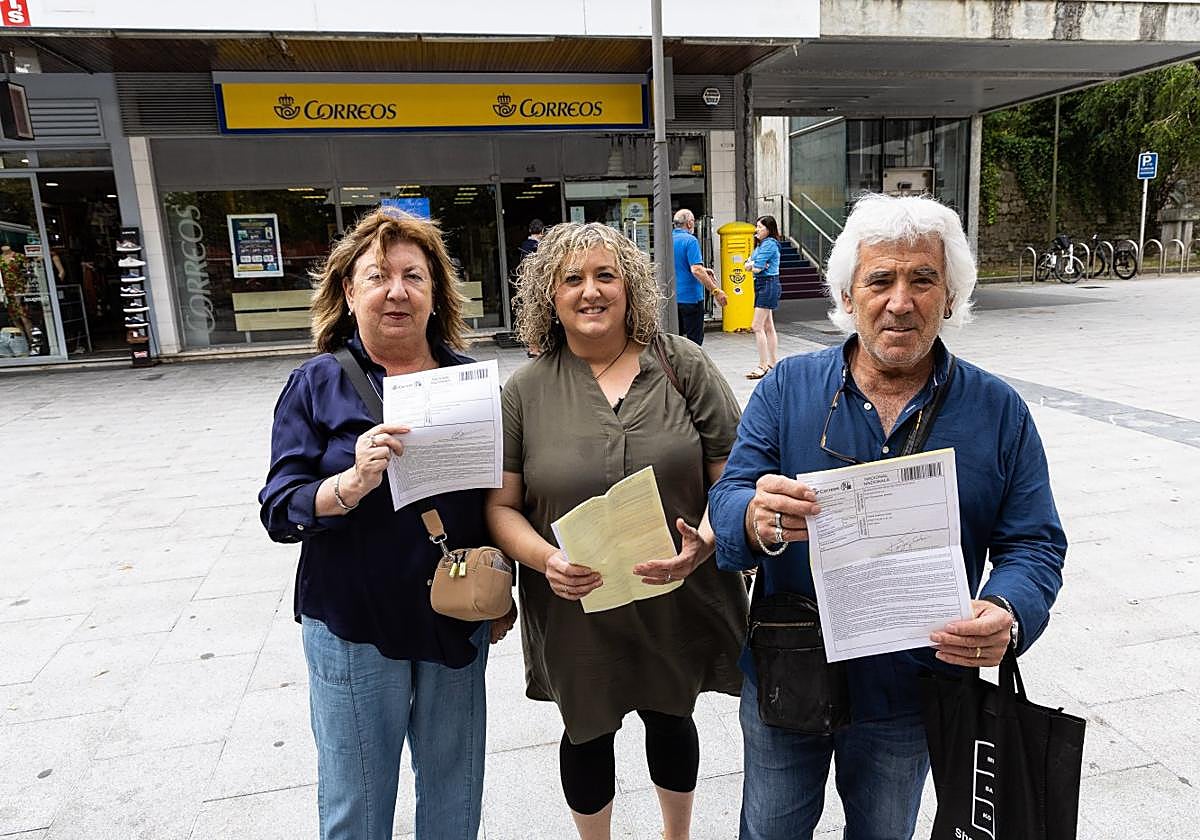 Solicitud del voto. Blanca, Alicia y Tomás, trassalir de la oficina de Correos del centro de Irun con el impreso en la mano.