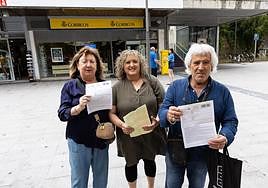 Solicitud del voto. Blanca, Alicia y Tomás, trassalir de la oficina de Correos del centro de Irun con el impreso en la mano.