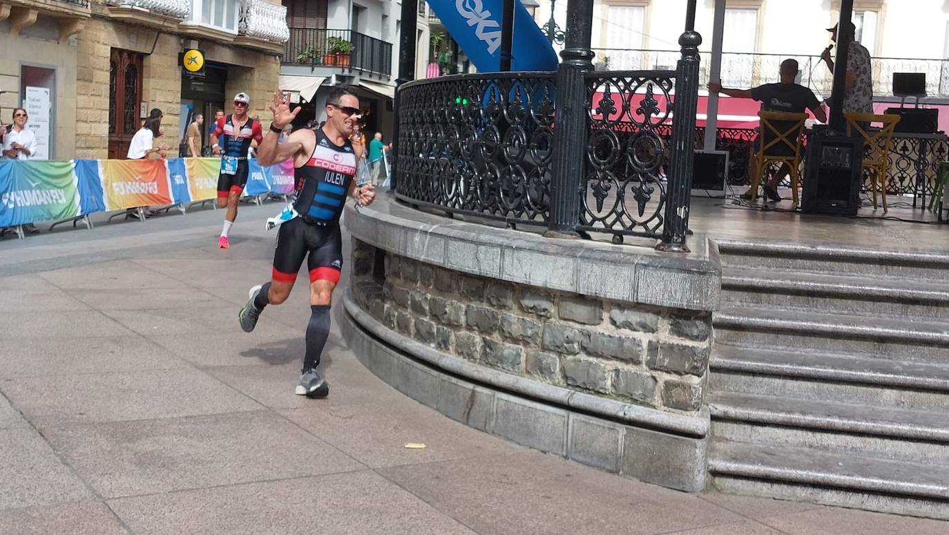 Buen ambiente en Zarautz en el triatlón