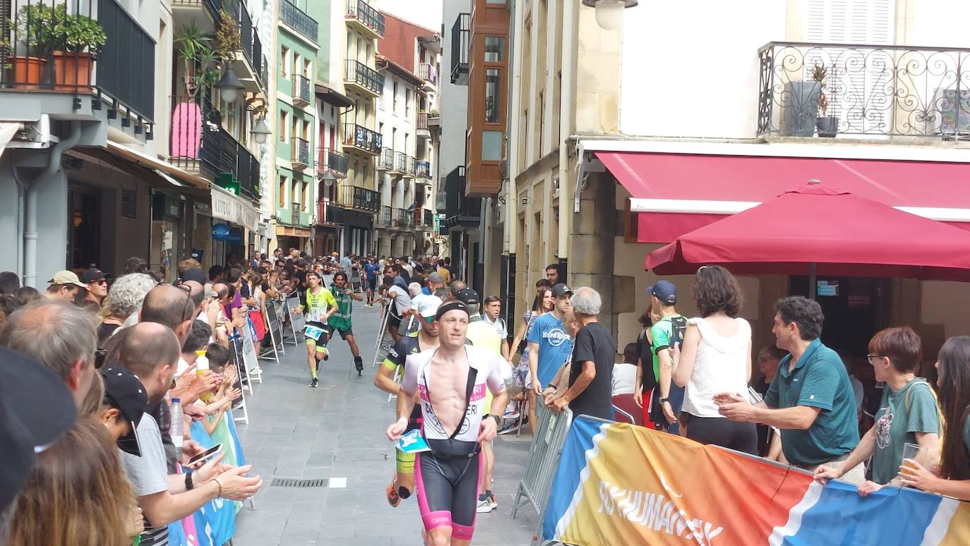 Buen ambiente en Zarautz en el triatlón