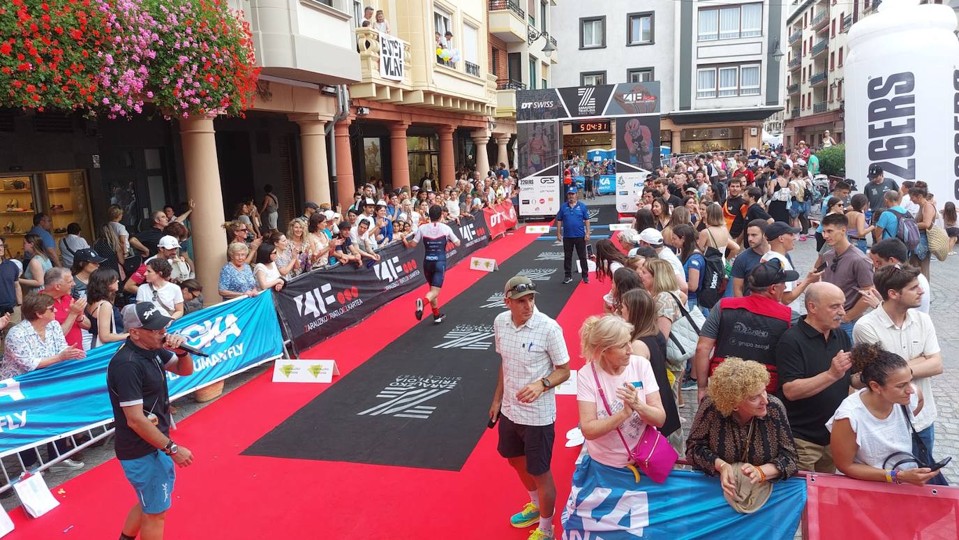 Buen ambiente en Zarautz en el triatlón