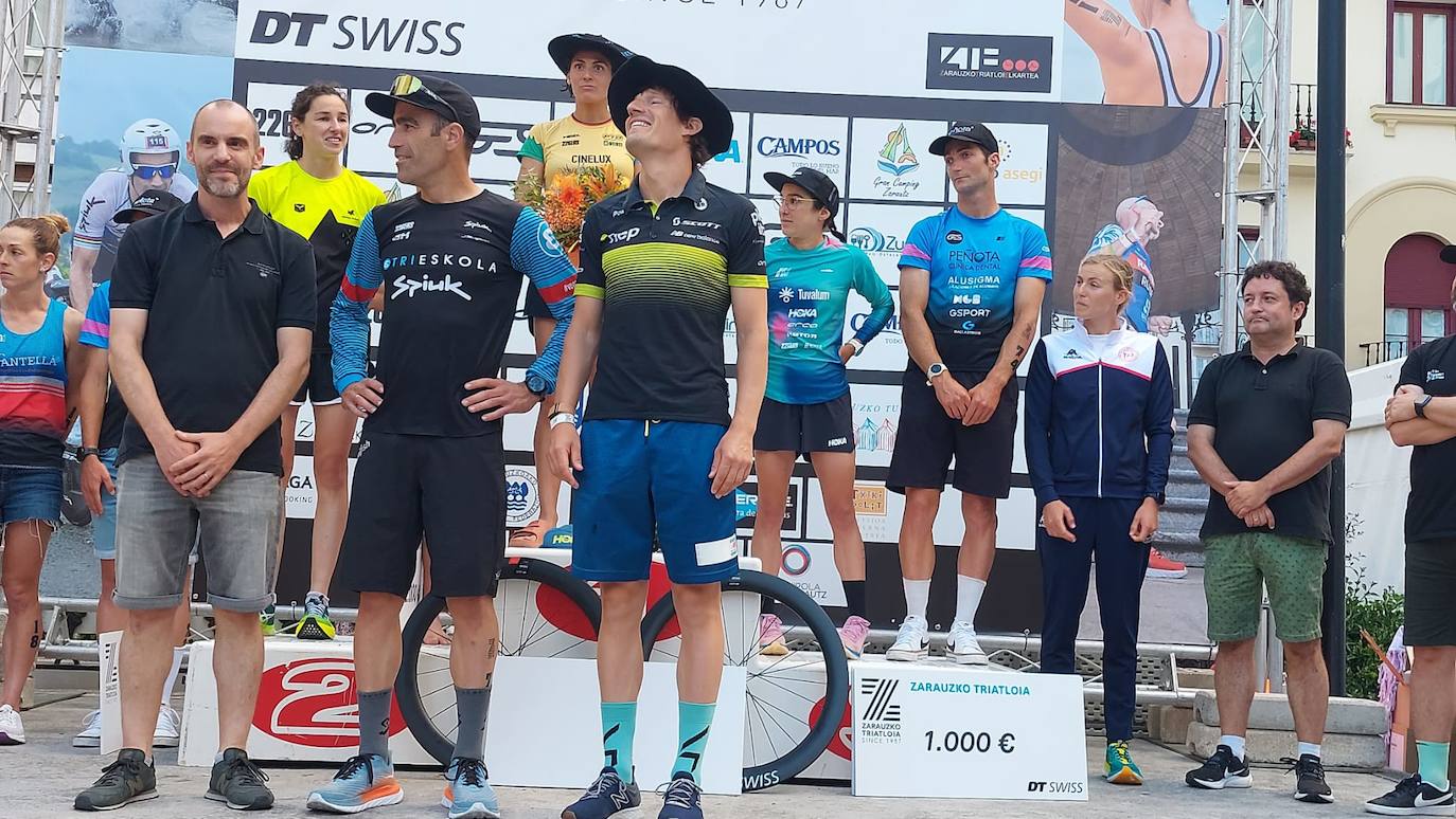 Buen ambiente en Zarautz en el triatlón