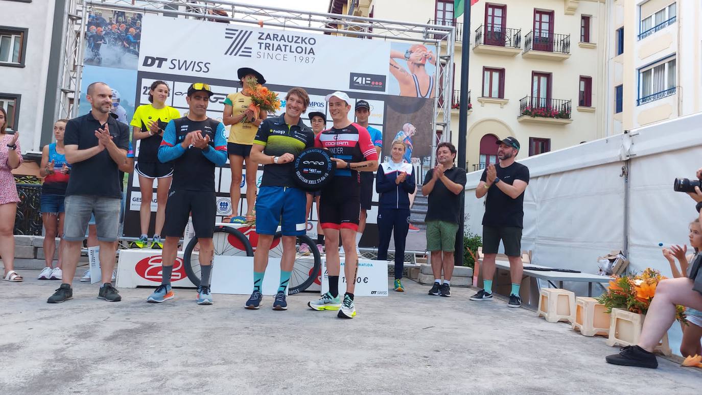 Buen ambiente en Zarautz en el triatlón