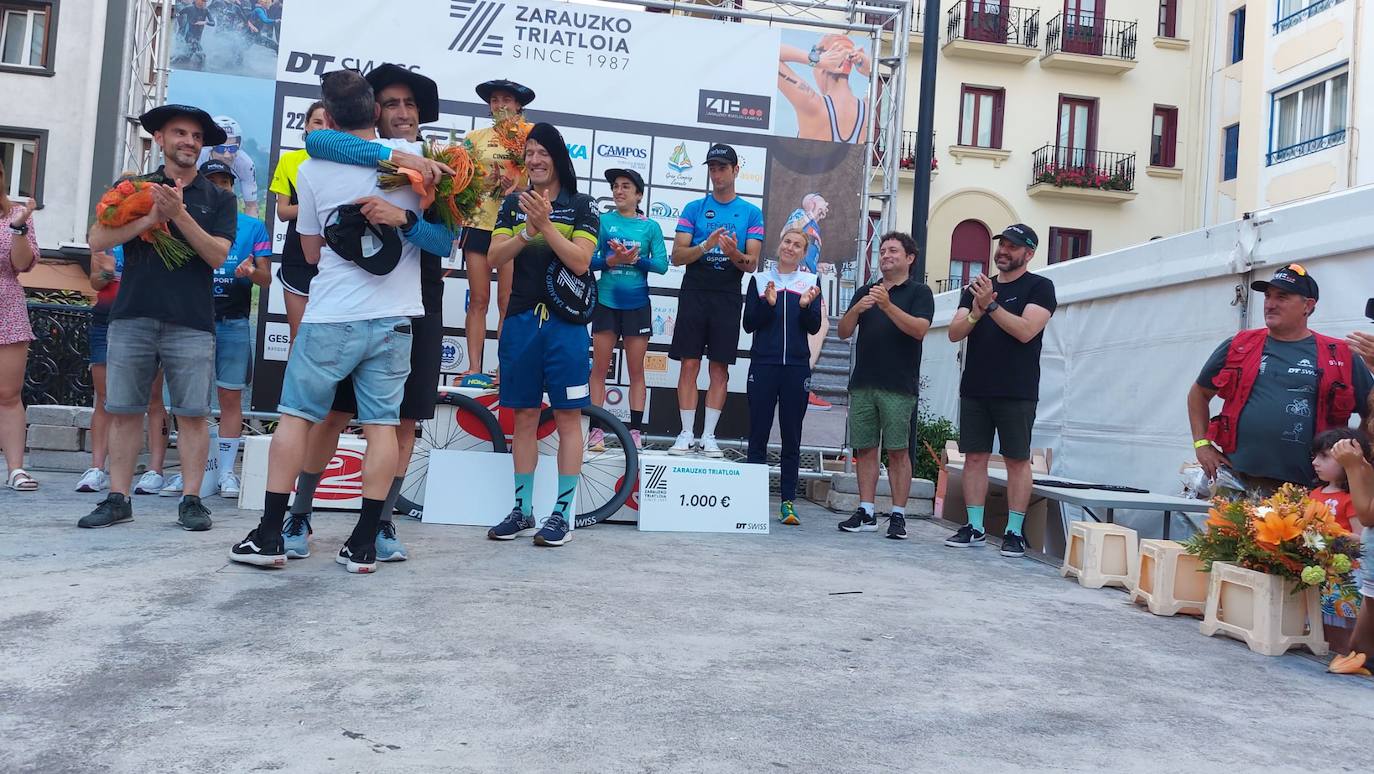Buen ambiente en Zarautz en el triatlón