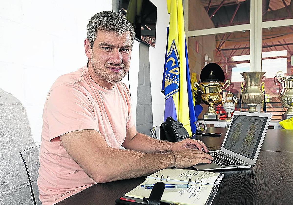 Aginagalde posa en la oficina.